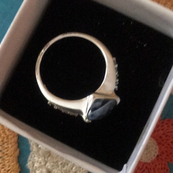 Woman’s Fashion Ring - Picture 4 of 8